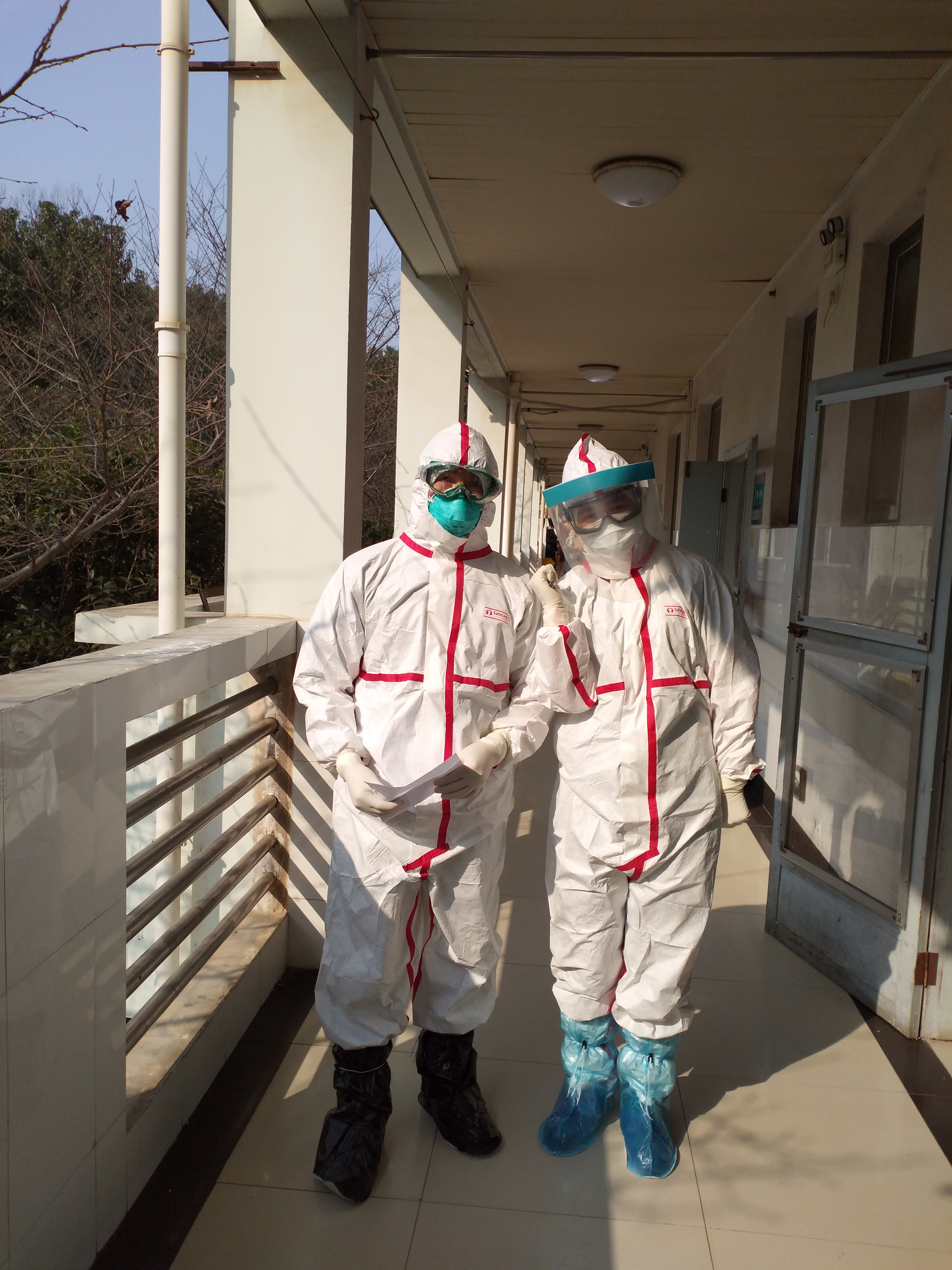 肖谋和同事在长沙市公共卫生救治中心工作。图左一为肖谋