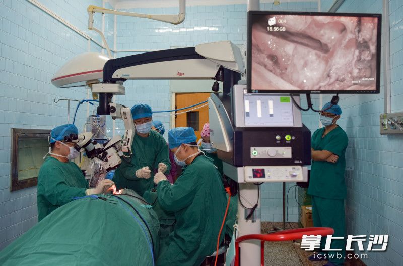 张俊杰手术团队正在为患者实施人工耳蜗植入术。长沙晚报全媒体记者 杨蔚然 通讯员 宋喜 摄影报道