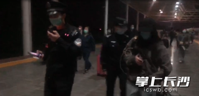 台州女孩离家出走乘车至岳阳，铁警顺利将其找到。 警方供图