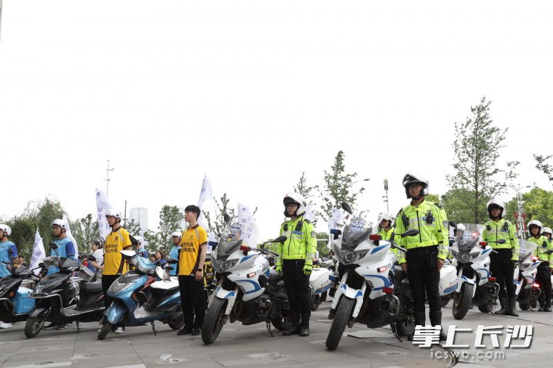 铁骑交警与外卖小哥共同参与活动。湖南交警供图