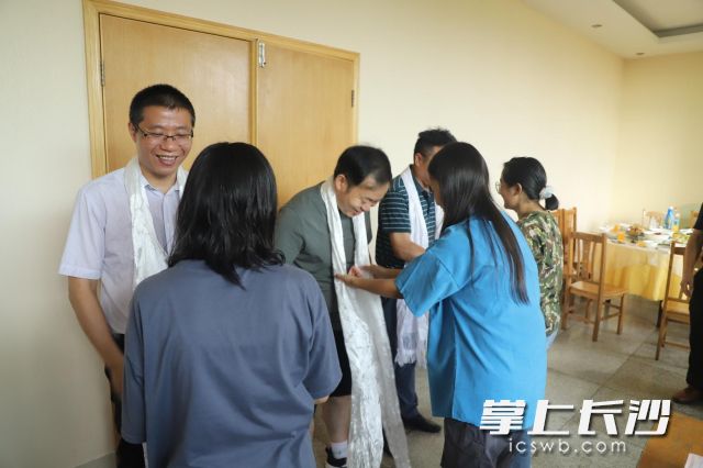 西藏学生向老师献上洁白哈达。通讯员 阙洋 摄