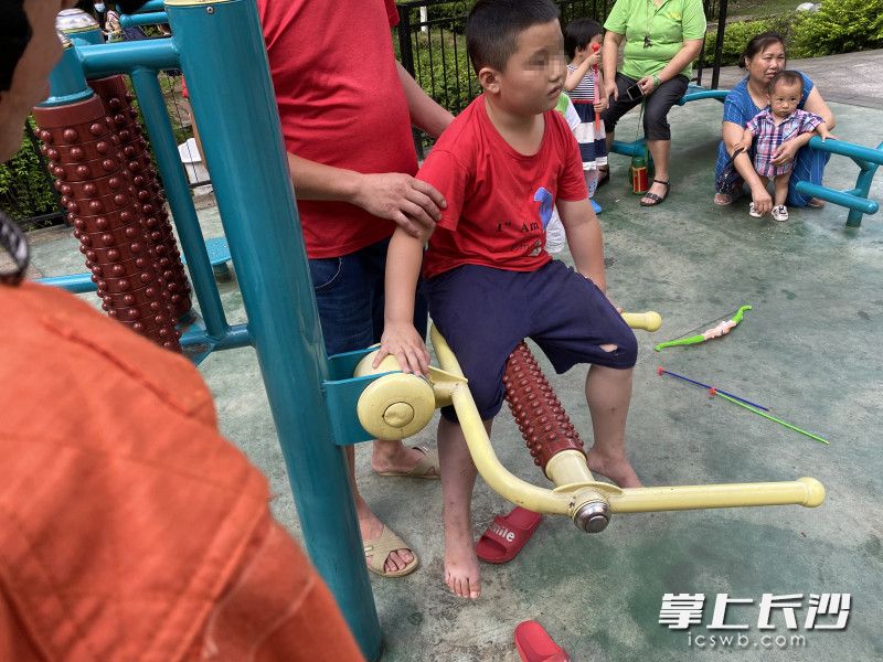 上月底，长沙县一名儿童腿部被小区健身器材卡住，消防部门紧急施救。长沙晚报通讯员 胡宇波 供图