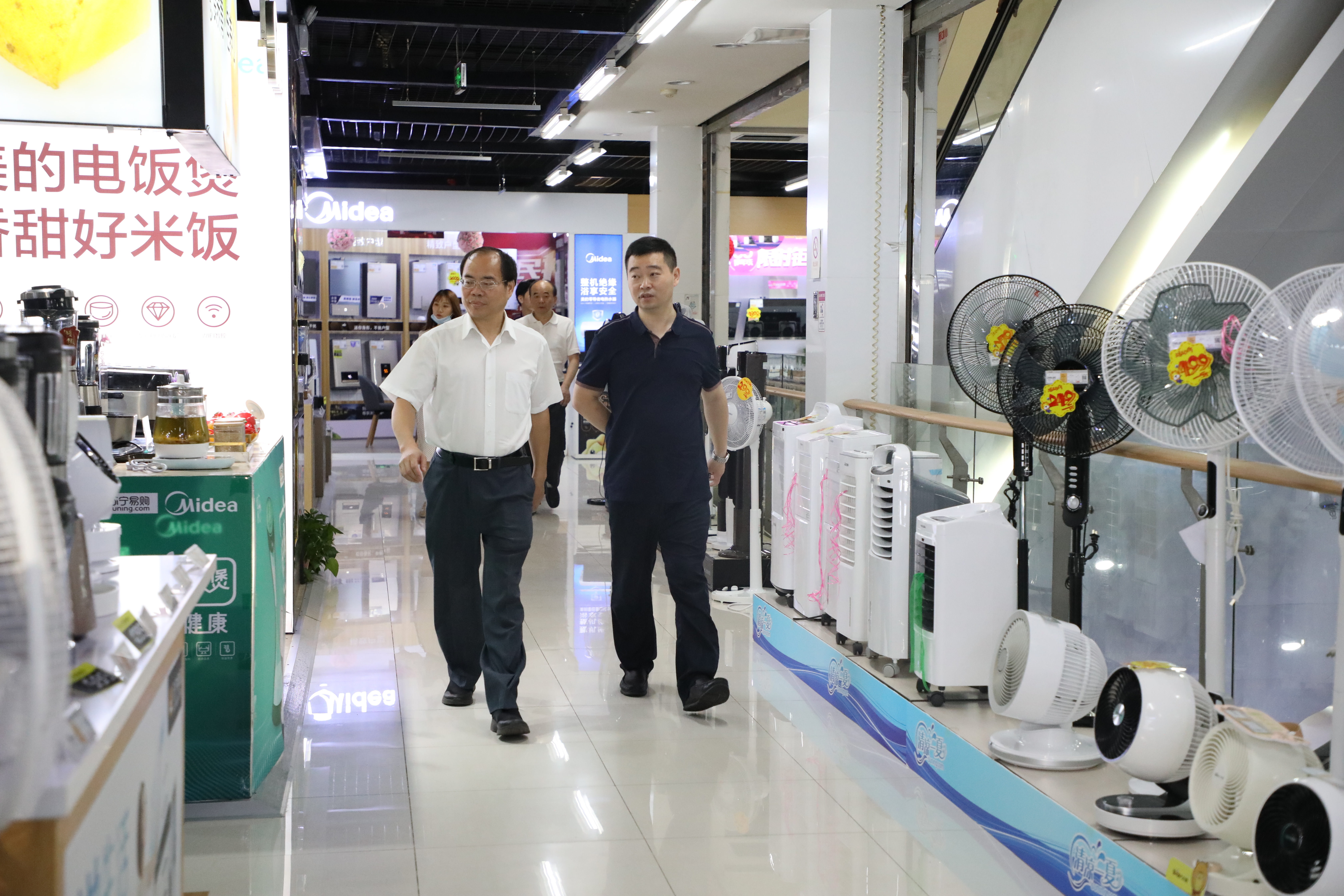 市委常委、市委统战部部长谭小平（左）走访湖南苏宁易购有限公司。  长沙晚报全媒体记者 黎铁桥 摄