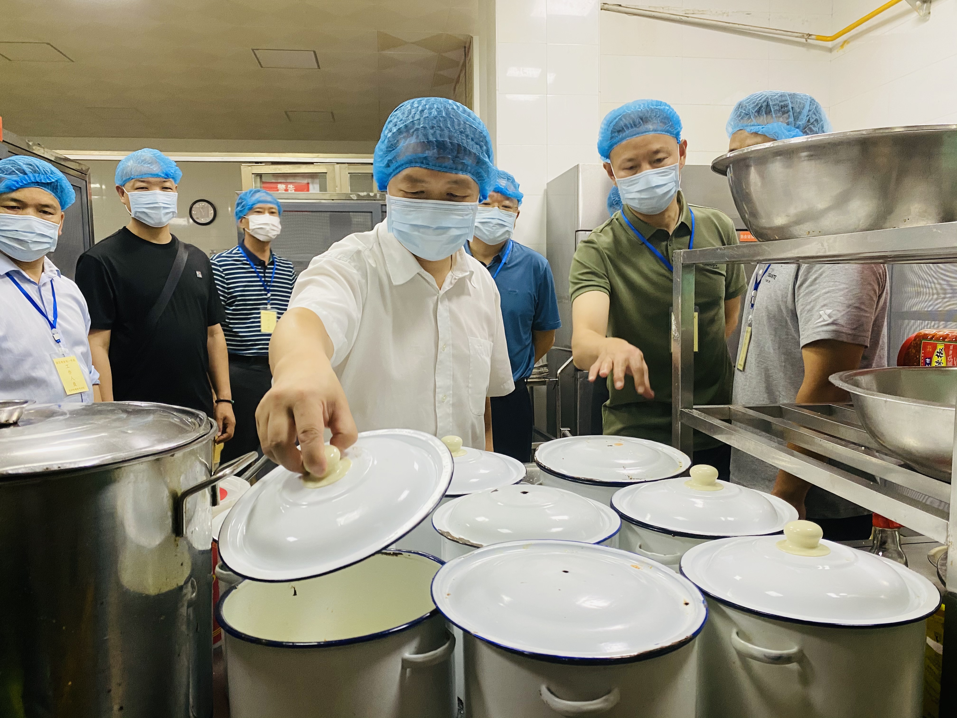 今天，长沙市市场监管局对部分中考考点餐饮服务安全进行检查。全媒体记者  周辉霞摄