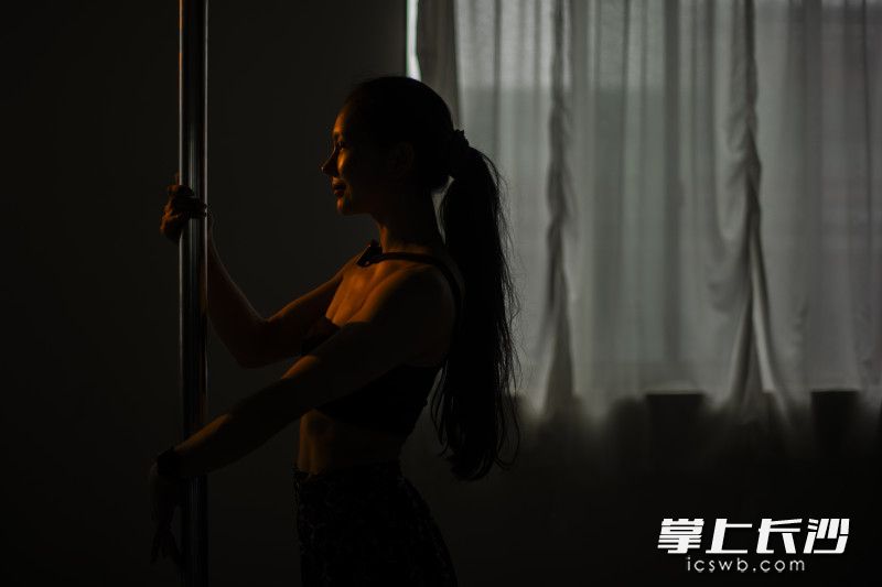 很多人不了解钢管舞，因此对这些运动有很深的偏见，张晓燕在最开始的几年也不好意思跟别人说自己是练钢管舞的。