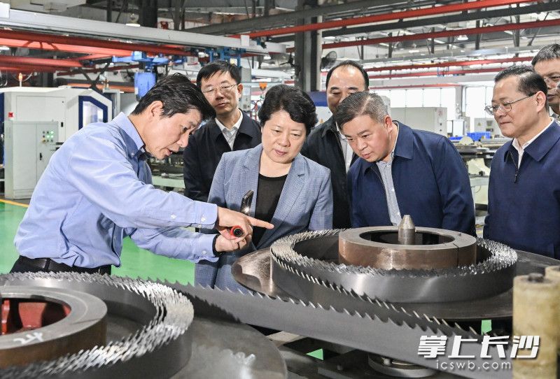 吴桂英在湖南泰嘉新材料科技股份有限公司调研企业研发和生产经营情况。