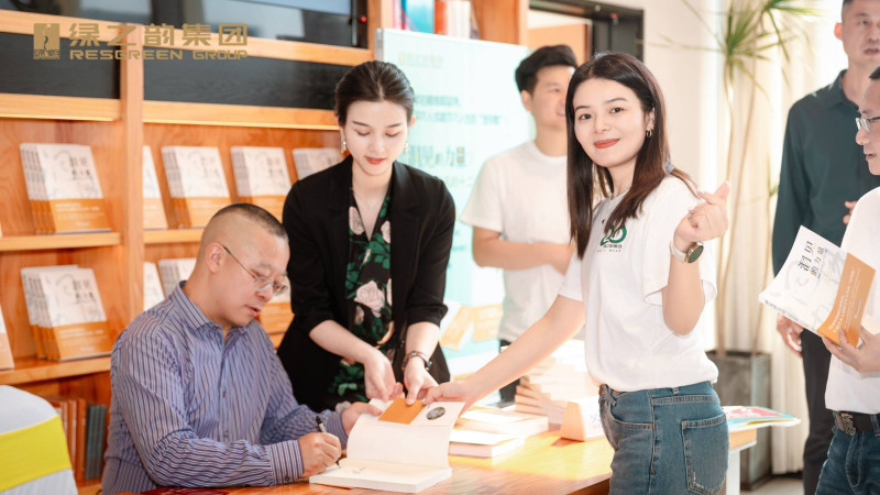 《洞见的力量》一书作者胡国安先生（左一）现场为读者签名。