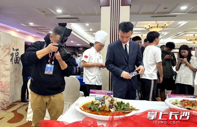 首届中国湖南鱼文化节暨非遗剁椒鱼头制作技艺大赛21日在长沙华天大酒店举行。均为长沙晚报全媒体记者 贺文兵 摄