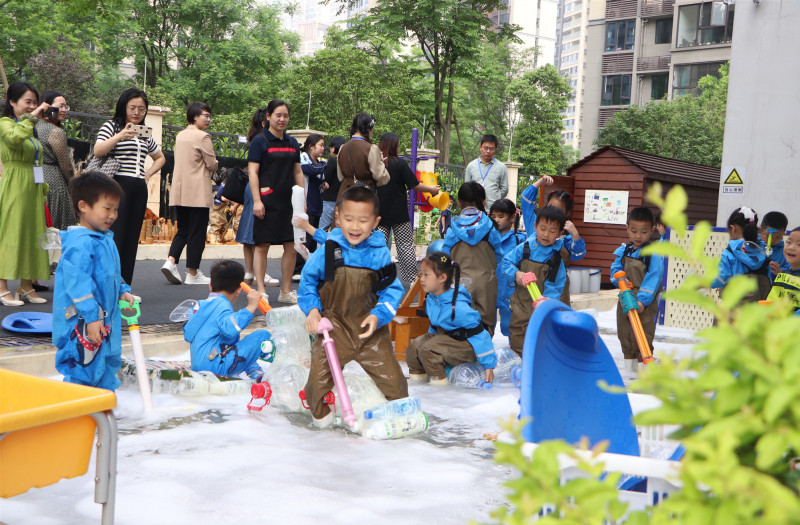 与会人员走进望城区教育局万润滨江幼儿园，观摩孩子们玩自主游戏。