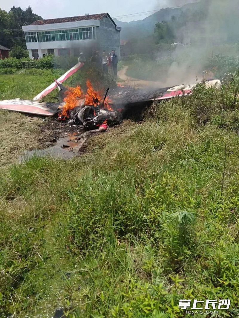 今日，一架小型飞机坠落在宁乡市巷子口镇的田间，飞机上的两人身体部分区域被烧伤。 网友供图