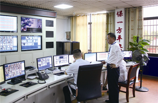 赵建军(右)在长沙金剑保安服务有限公司监控指挥中心指导工作。