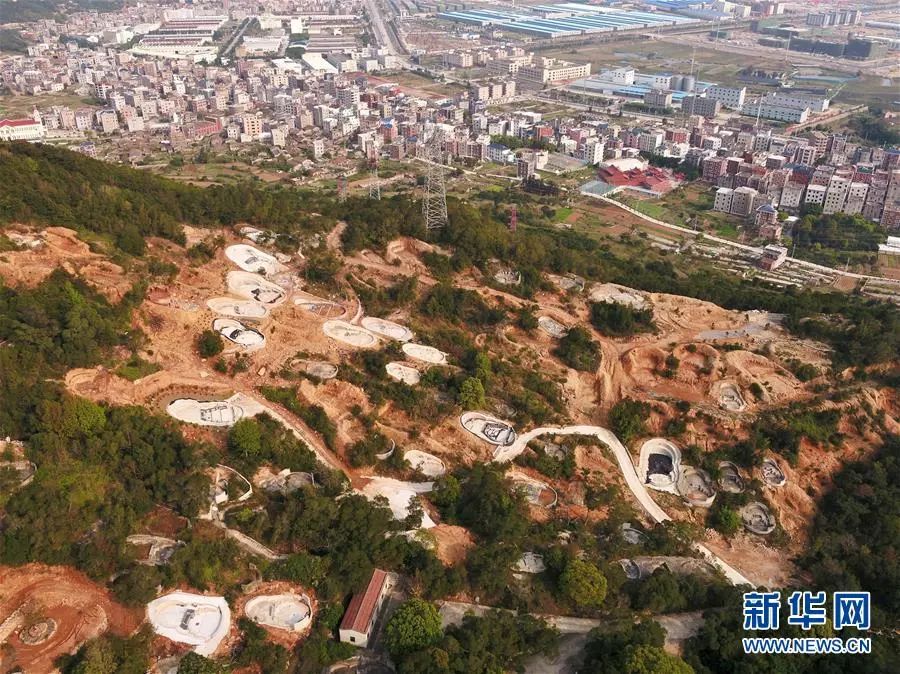 福清市城头镇一处被新建坟墓侵蚀的山体（3月26日无人机拍摄）。新华社记者 姜克红 摄