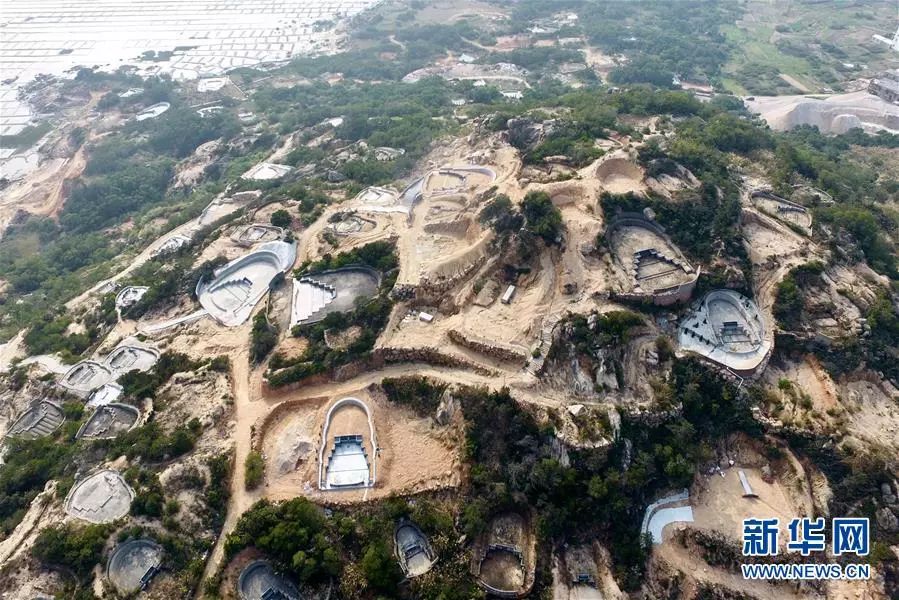 福清市龙田镇南山村海边的山上分布着众多已建成和在建的坟墓（3月14日无人机拍摄）。新华社记者 姜克红 摄