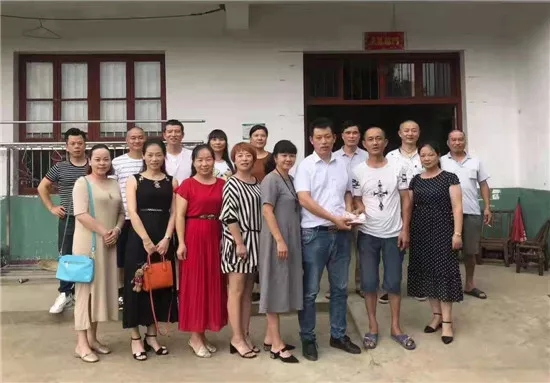 2018年6月30日，蒋忠（前排右二）确认病情后，杨健（前排右三）和部分同学去看望生病的蒋忠并给他捐款。图/受访者提供