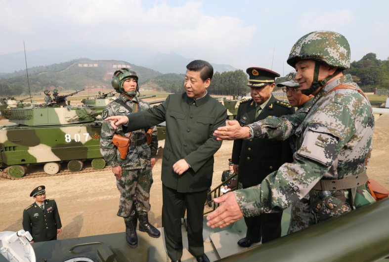 2012年12月10日，习近平在广州军区某部训练场，登上两栖突击车了解装备情况