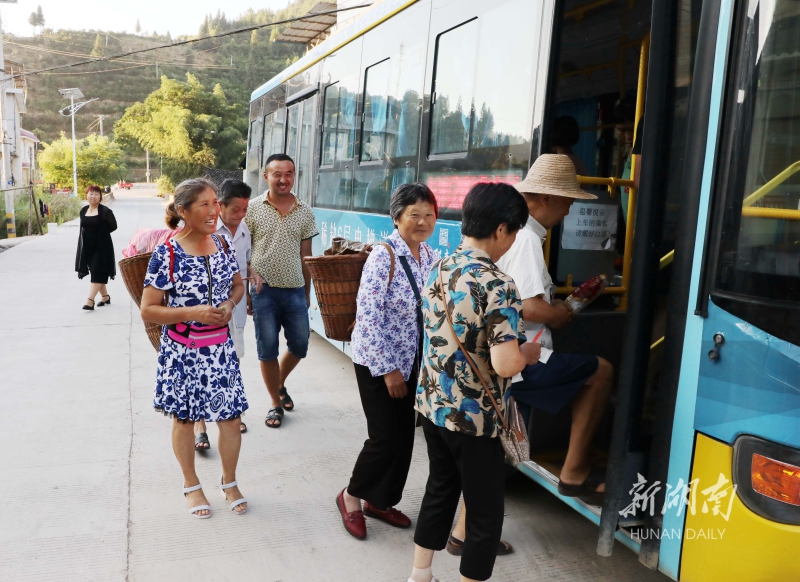 村民有序登上公交车。