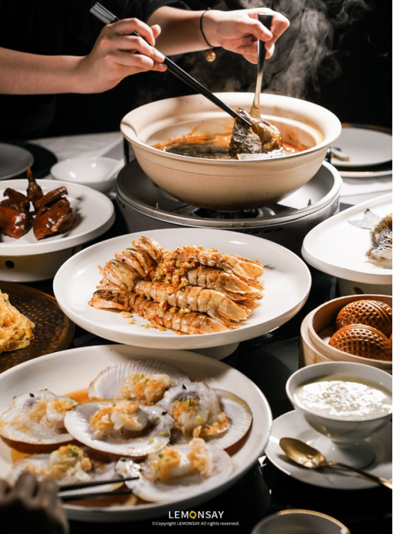 徐记海鲜持续主打的“特色海鲜+湘菜+粤菜”定位，与深圳市场天然契合。
