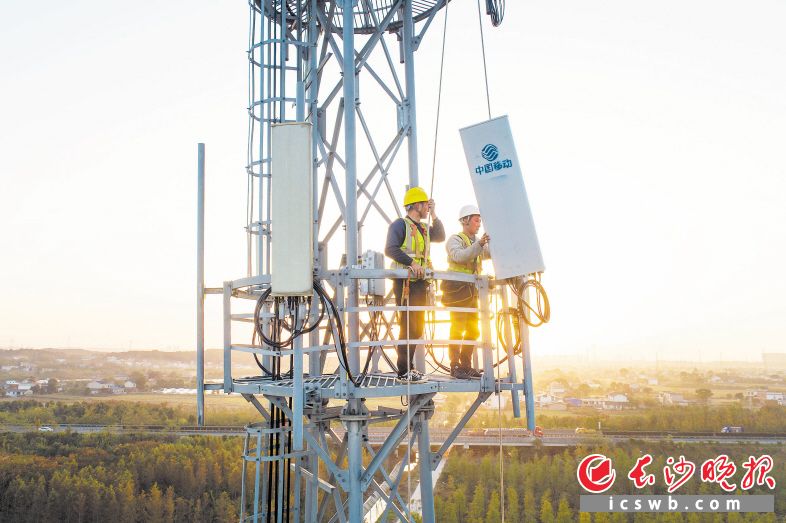 　　在长沙县黄花镇大兴村，长沙移动网络工程师正在吊装5G天线设备。　　郭雨滴 摄