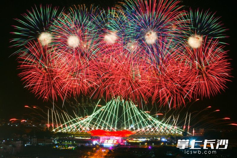 2023年，浏阳“周末焰火秀”吸引游客逾百万人次。资料图片