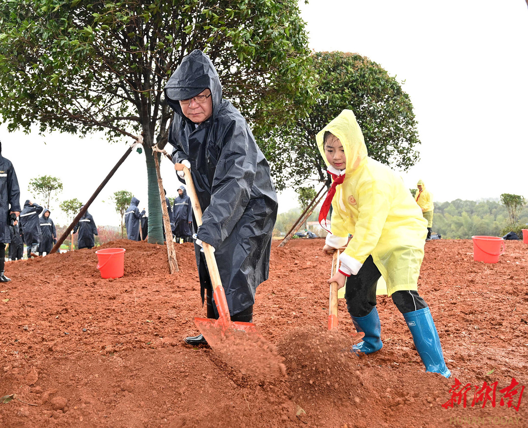 （3月25日，长沙市雨花区跳马镇白竹公园植树点，沈晓明与干部群众、少先队员一同参加集中义务植树活动。）