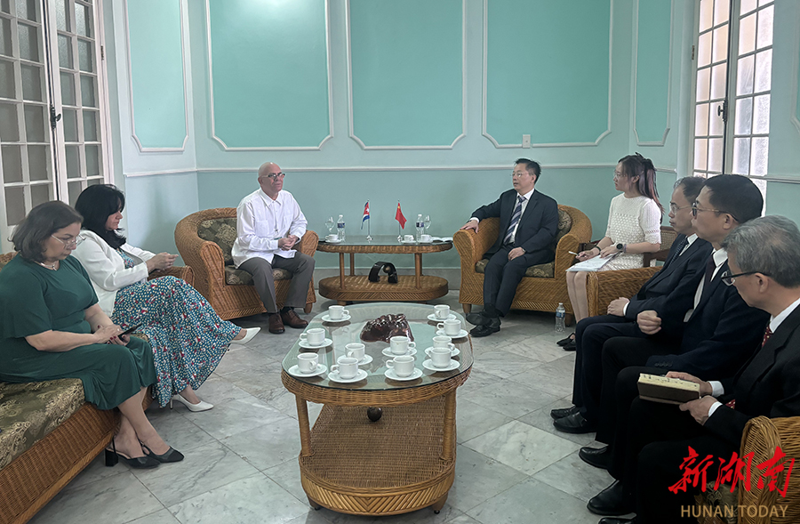 Vice Minister of Higher Education of Cuba met with Xia Zhilun (4th, L) and his entourage.