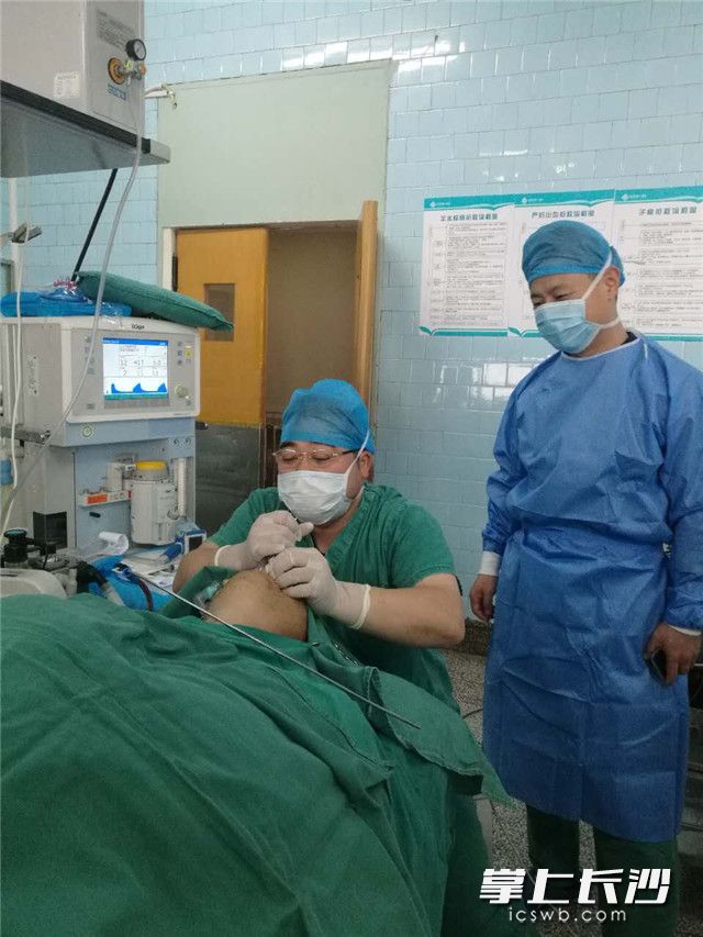 耳鼻喉科主任、主任医师张俊杰为徐先生手术。