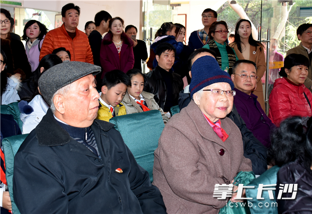 前来参加诗会的居民老人，仔细聆听着现场的朗诵。