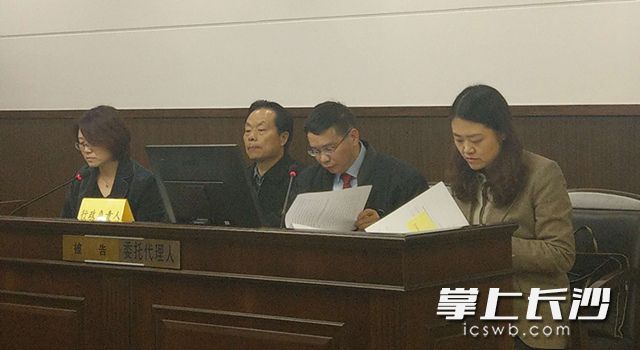 湖南省国土资源厅厅长方先知（左二）出庭应诉。长沙晚报记者 林森 摄