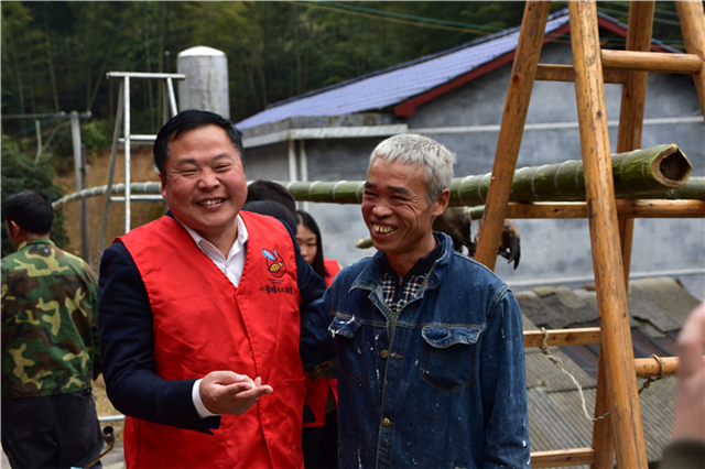 看到猪羊卖了这么多钱，小蜜蜂志愿者协会会长杨士泉和李寿辉开心地笑了。