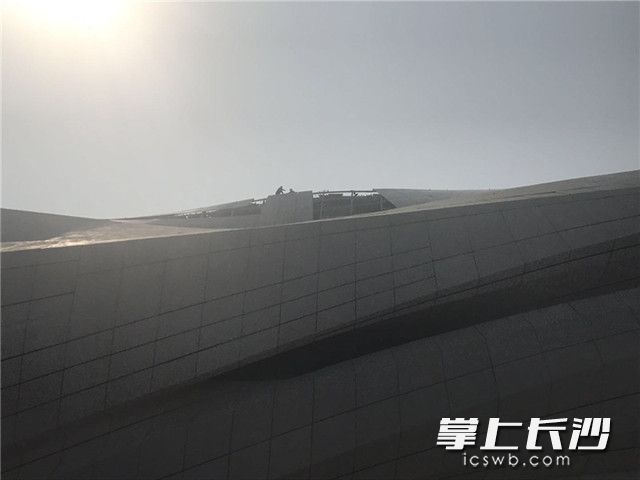 12月10日13时，网传“塌方”处，工人正在对梅溪湖国际文化艺术中心美术馆进行例行检查调整。