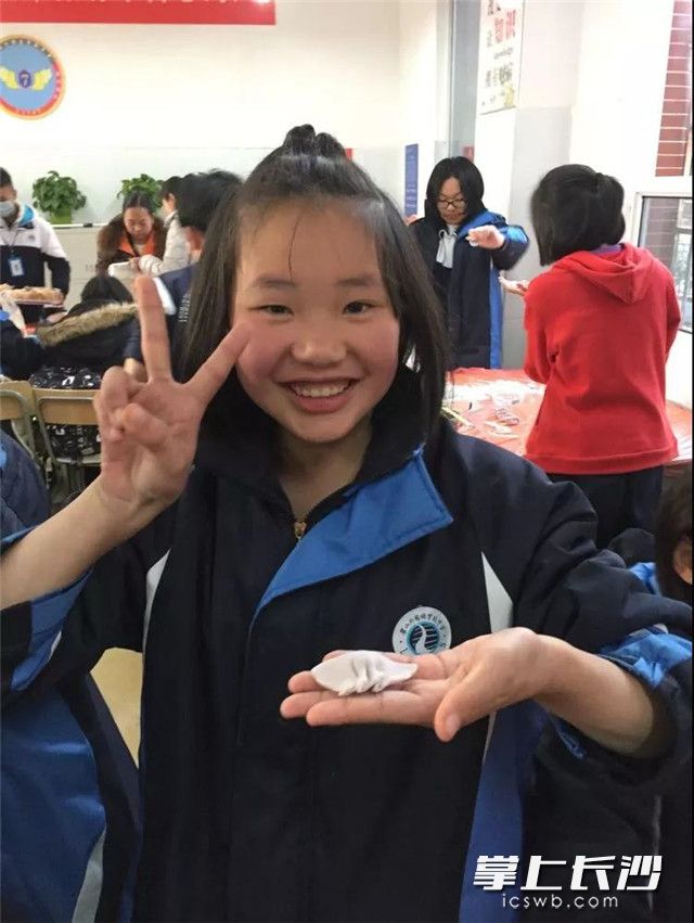 长沙市麓山外国语实验中学举行了首届饺子节。