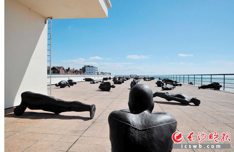 英国雕塑家安东尼·葛姆雷作品《临界质量》在别处展出场景。
