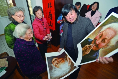 2014年12月13日，李自健看望戎瑞霞，为她展示之前的“祖母系列”画作。李健 摄