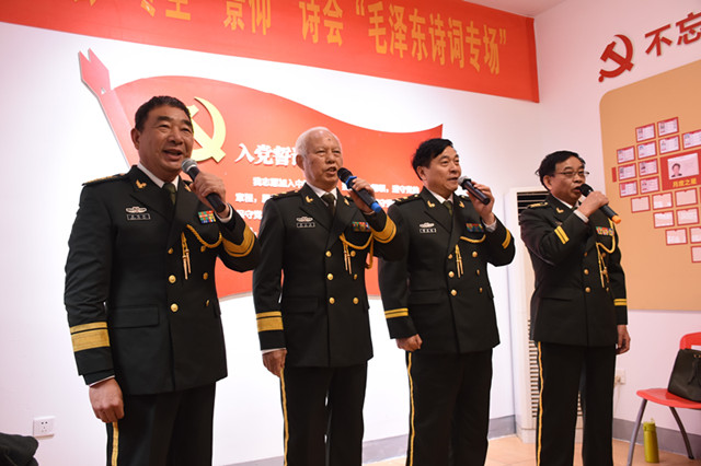 来自国防科大的退休老教授彭中秋、徐佐林、王守山、张雪桃穿着笔挺的军装，合唱一曲《永远的老兵》。