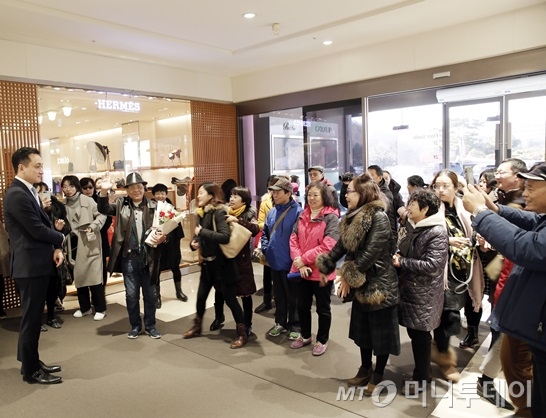 　　5日，中国游客在新罗免税店受到热烈欢迎