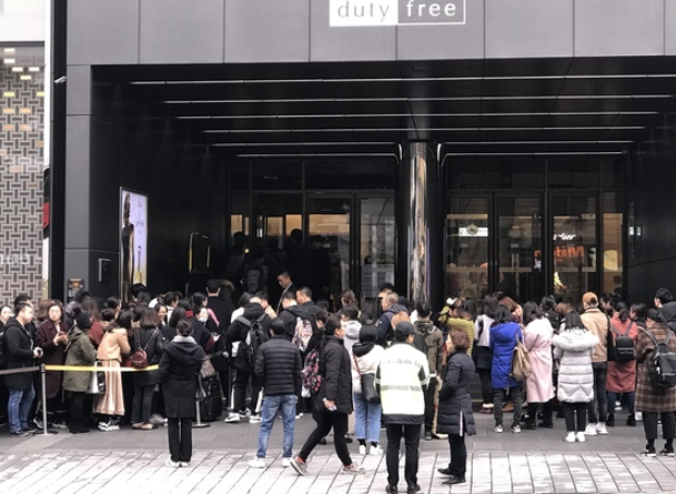 　　1日，中国游客在济州新罗免税店外排起40米长队