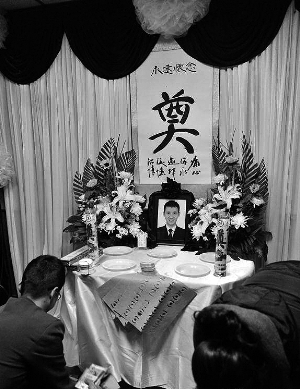 12月12日，工作人员为救人保安李国武布置灵堂。图片来源：北京晨报