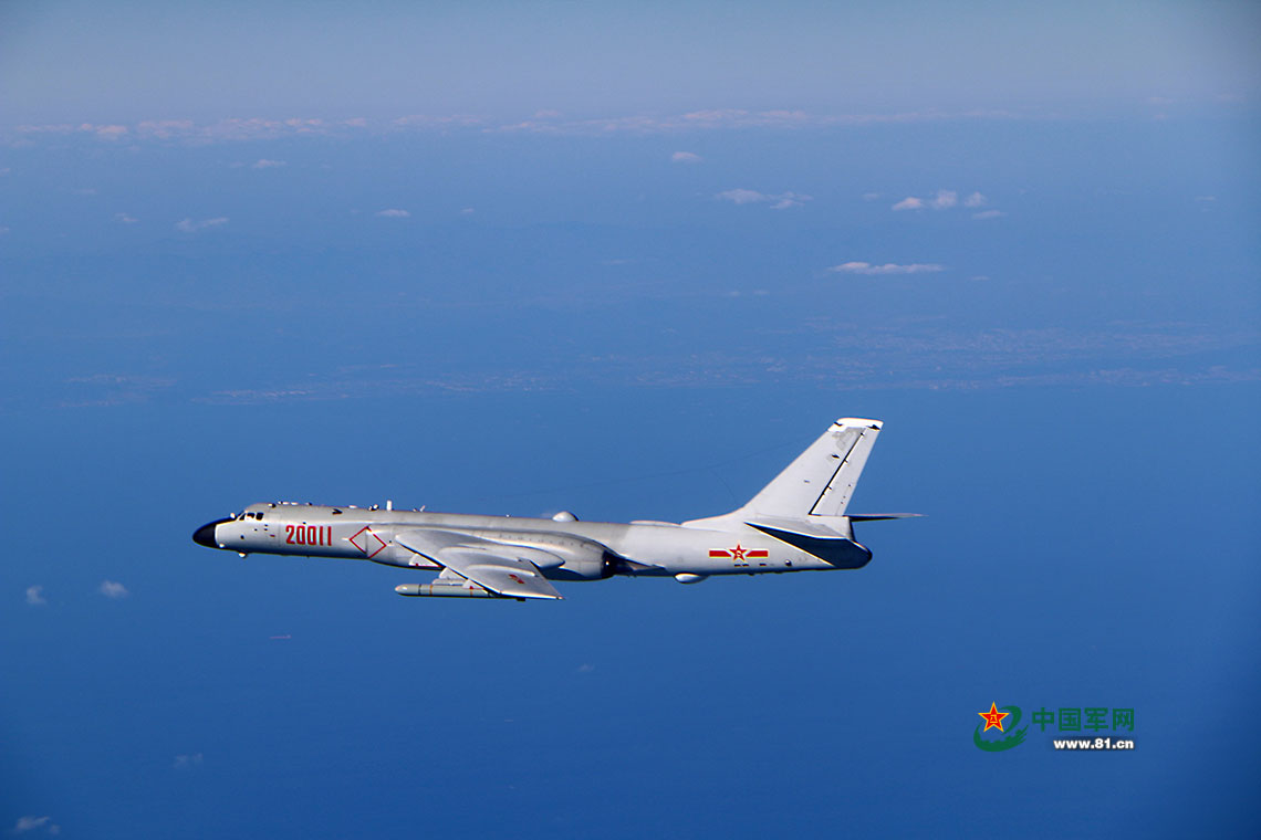 12月18日，中国空军轰－6K战机开展远洋训练。吴岳鹏 摄影