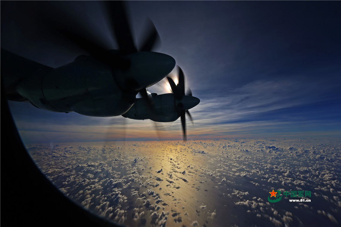 南海上空白云朵朵，运-9飞机在浩瀚的大海深处航行。刘畅 摄影