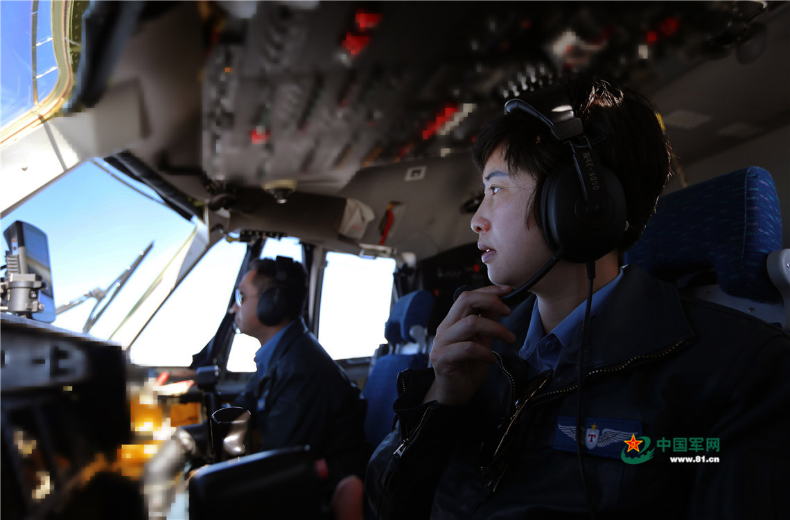 空军首位运-9飞机女机长陈金兰驾驶飞机飞赴目标空域。刘畅 摄影