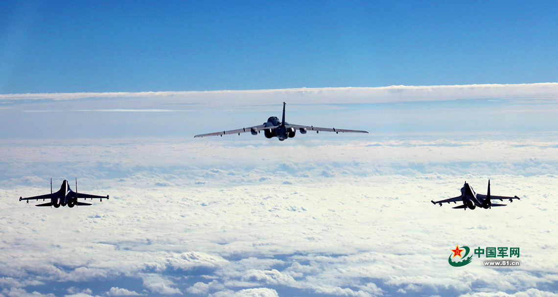空军轰－6K战机前出第一岛链开展远洋训练。王国松 摄影