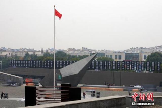 ↑侵华日军南京大屠杀遇难同胞纪念馆内悬挂“国家公祭”的标语。中新社记者 泱波 摄