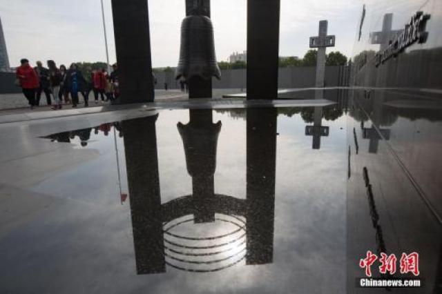 ↑资料图：民众在侵华日军南京大屠杀遇难同胞纪念馆内参观。 中新社记者 泱波 摄