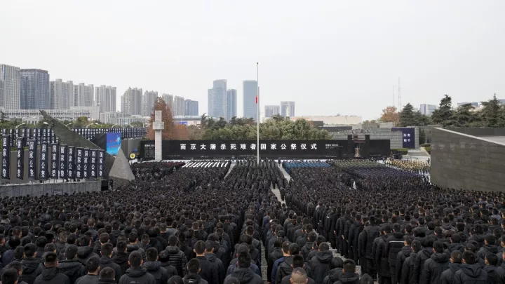 这是12月13日拍摄的南京大屠杀死难者国家公祭仪式现场。新华社记者 王晔 摄