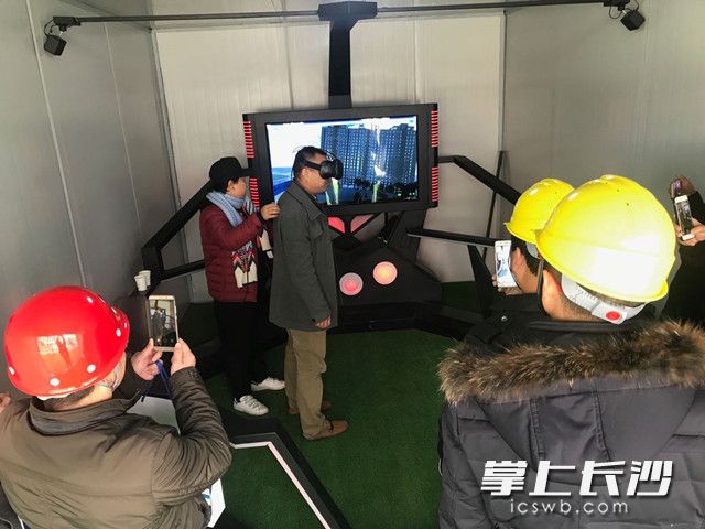 在双河湾农民安置房一期VR安全体验馆内，参观人员戴上VR设备后体验高空坠落情景。长沙晚报记者 陈焕明 摄