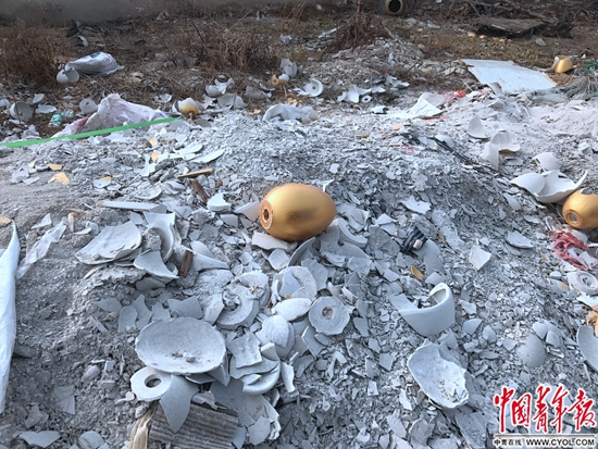 一只金蛋躺在废弃的石膏料上