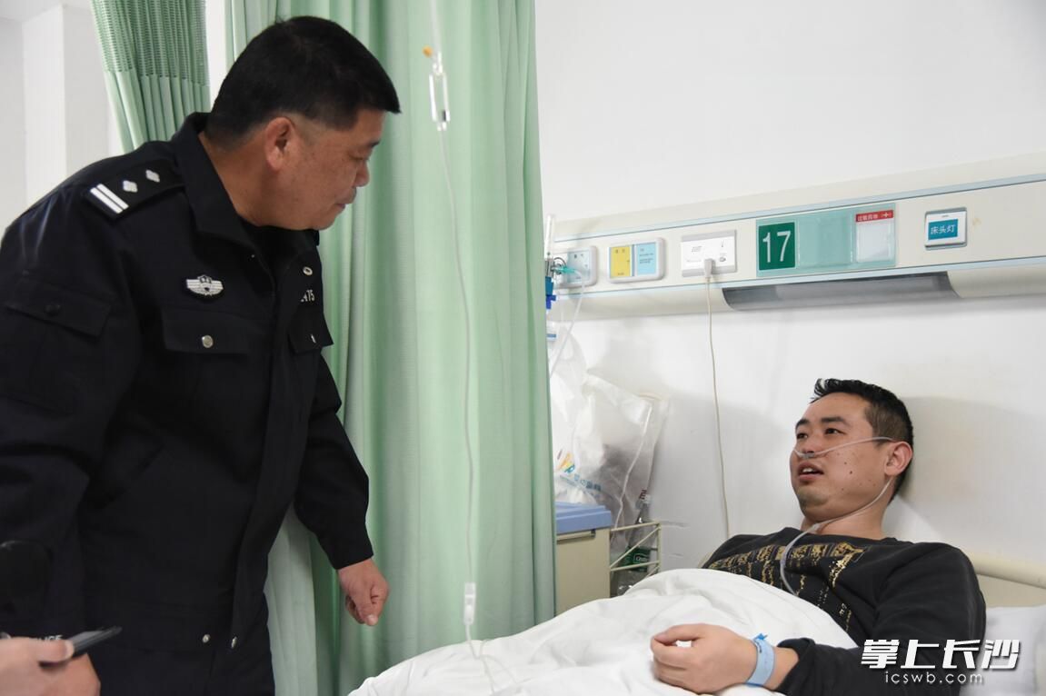 今日，周志国的同事到医院看望他，目前他的病情已经好转。长沙晚报记者 刘琦 摄