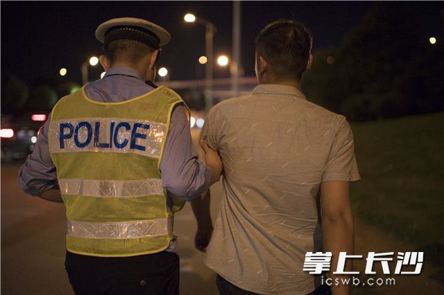 下车后，李某某佯装下车走路，企图逃避警方检查，被民警逮个正着。