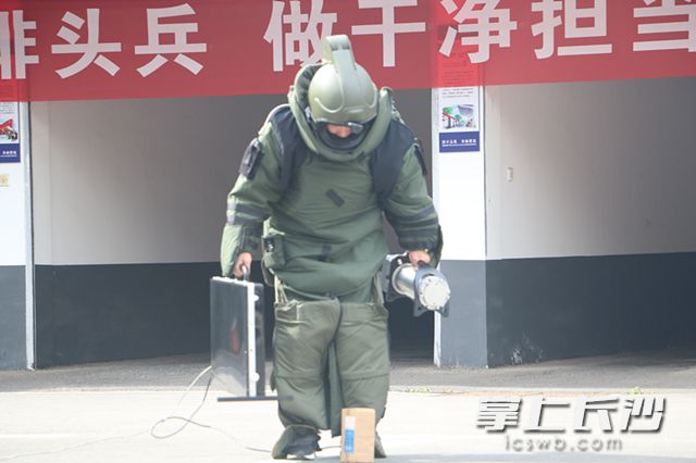 在排爆演练中，民警身穿排爆服，用便携式X光机扫描“爆炸装置”的内部构造。