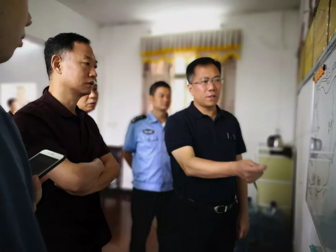 ▲省公安厅常务副厅长袁友方（左），衡阳市副市长、公安局长胡志文（右）部署搜捕工作